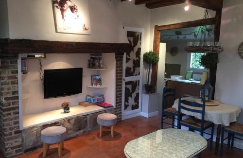 Fresne-le-Plan House | Charmante Petite Maison dans le Jardin