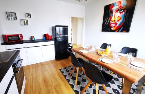 Klagenfurt am Woerthersee Apartment | Charmante Zentrumswohnung mit Balkon und 80 zoll TV