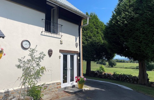 Saint-Georges-de-Livoye Cottage | Charming 1-bedroom gite in delightful countryside hamlet with views