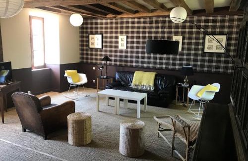 Saint-Laurent-des-Mortiers House | Charming Home with Flowers