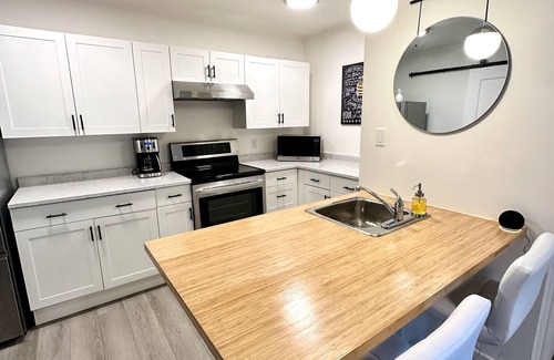 Departure Bay House | Charming 1 bdrm garden suite with laundry just 5 km from ferries and hospital!