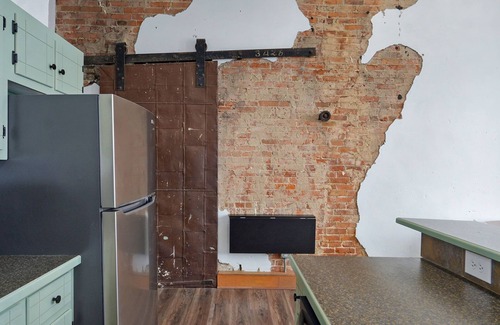 Springfield Apartment | Charming 1-bed loft apartment on Historic C-Street in Springfield with WiFi, AC