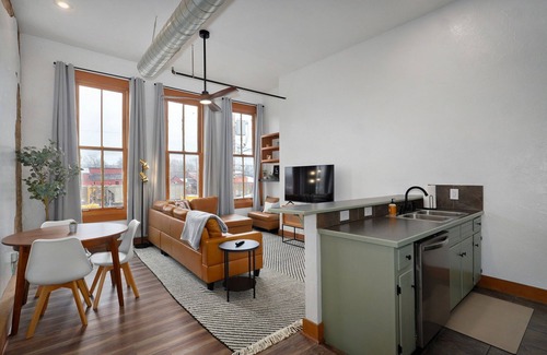 Springfield Apartment | Charming 1-bed loft apartment on Historic C-Street in Springfield with WiFi, AC