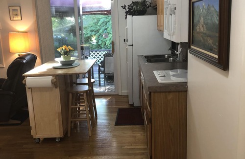 Wakefield-Peacedale Apartment | Charming 1 bedroom apartment close to downtown shopping, restaurants and beaches