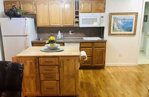 Wakefield-Peacedale Apartment | Charming 1 bedroom apartment close to downtown shopping, restaurants and beaches