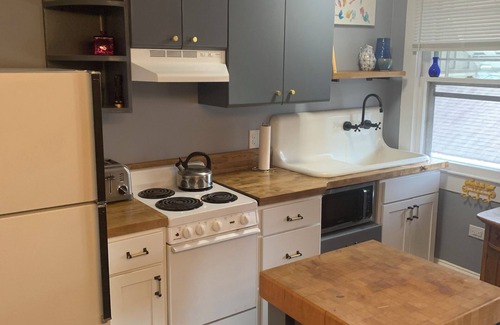 Lindley Park Apartment | Charming 1 bedroom 1926 apt in historic Lindley Park is close to everything.