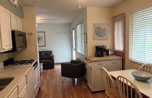Clearwater Beach Apartment | Charming 1-Bedroom Apartment Steps From Beautiful Clearwater Beach