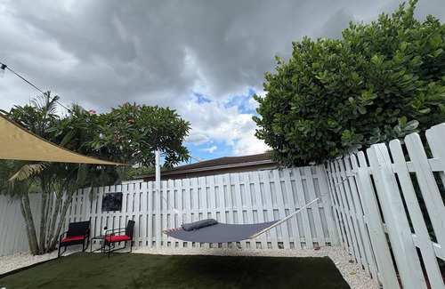Lake Worth Apartment | Charming 1-bedroom apartment in fabulous Greenacres with AC