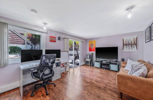 West Hills House | Charming 1-bedroom artist den with WiFi, AC in terrific Huntington