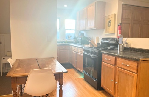 Summit - University Apartment | Charming 1-bedroom apartment with AC, WiFi in Historic Saint Paul