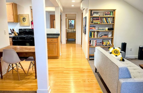 Summit - University Apartment | Charming 1-bedroom apartment with AC, WiFi in Historic Saint Paul