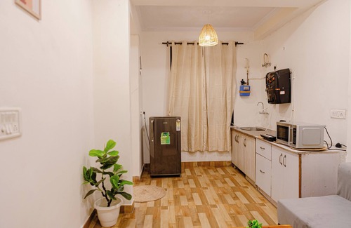 Chhatarpur Apartment | Charming 1-bedroom apartment in wonderful New Delhi with AC, WiFi