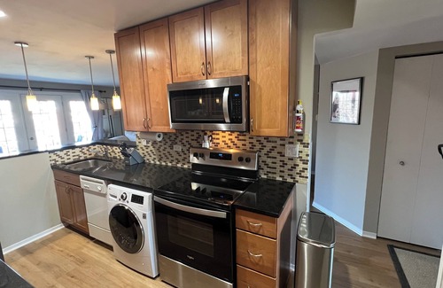 Glenview Apartment | Charming 1-bedroom apartment with WiFi, AC in Glenview, great school district
