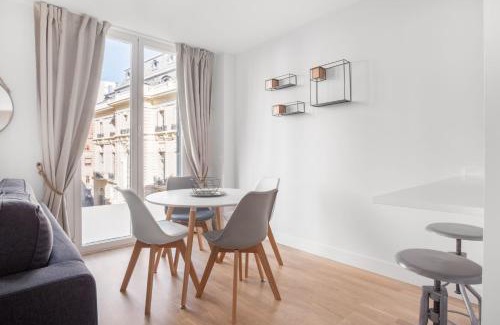 Trafalgar Apartment | Charming 1-Bedroom Apartment in Central Madrid Stylish Retreat for 2, Alonso Martinez I