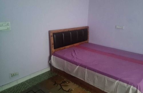 Sector 32 House | Charming 1-bedroom bungalow in Gurugram with WiFi access