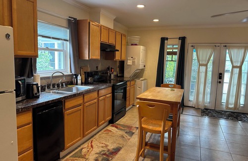 East Sacramento Cottage | Charming 1-bedroom cottage in enjoyable Sacramento with AC, WiFi