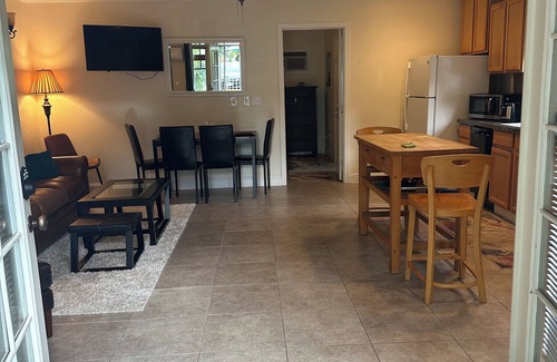East Sacramento Cottage | Charming 1-bedroom cottage in enjoyable Sacramento with AC, WiFi