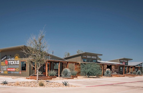 Uhland Cabin | Charming 1-Bedroom Cabin in Uhland with Kitchen & Walk-In Shower