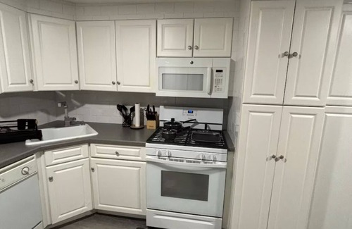 Elizabeth House | Charming 1-bedroom house in adorable Elizabeth with AC, WiFi