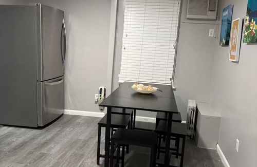 Elizabeth House | Charming 1-bedroom house in adorable Elizabeth with AC, WiFi