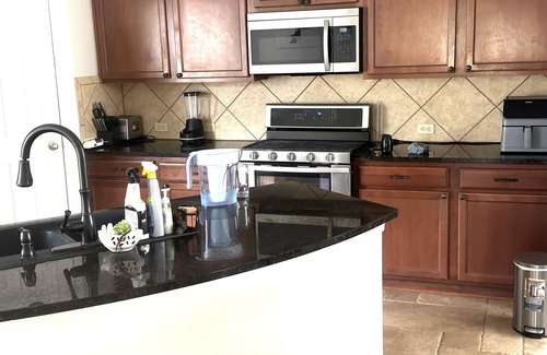 Barker House | Charming 1-bedroom house with AC, WiFi in peaceful Katy, shared.
