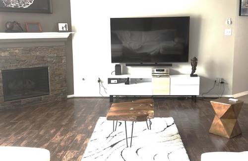 Barker House | Charming 1-bedroom house with AC, WiFi in peaceful Katy, shared.