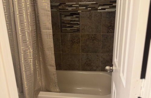 Barker House | Charming 1-bedroom house with AC, WiFi in peaceful Katy, shared.