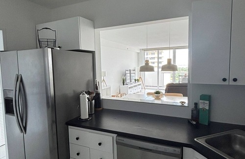 Mid Beach Apartment | Charming 1-bedroom 1 1/2 bathroom in lovely Miami Beach with fitness room, AC