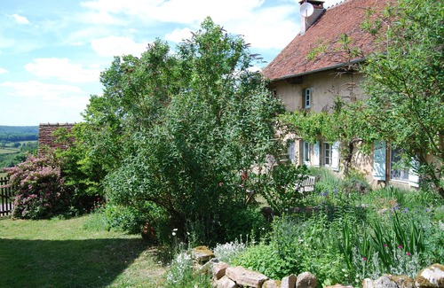 Marcilly-la-Gueurce House | Charming 18C farmhouse halfway between Paris and the Med!