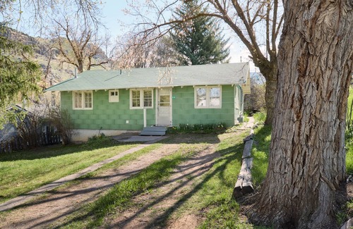 Lava Hot Springs House | Charming 1930's cottage steps away from the world famous Lava Hot Springs