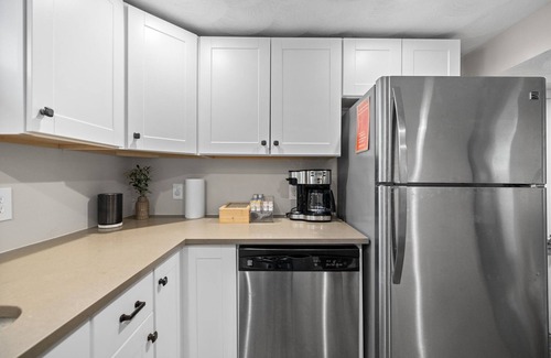 Reading Apartment | Charming 1BR apt -close to public transit -has parking -30min drive to BOS/Salem