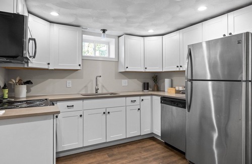 Reading Apartment | Charming 1BR apt -close to public transit -has parking -30min drive to BOS/Salem