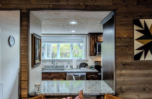 Sugar Mountain Apartment | Charming 2/2 condo Sugar Mountain Walk to Golf, Tennis & Ski