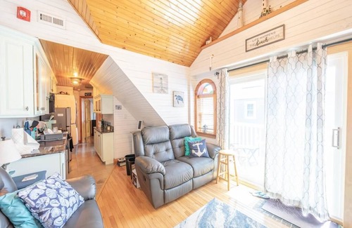 Sea Isle City House | Charming 2 Bedroom, 2 Blocks to Beach & Promanade