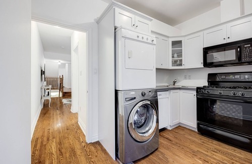 Cabbagetown Apartment | Charming 2-bedroom, 1 bath apartment in historic Cabbagetown