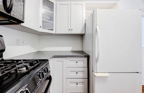 Cabbagetown Apartment | Charming 2-bedroom, 1 bath apartment in historic Cabbagetown