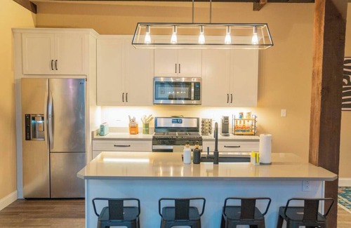 Warrendale House | Charming 2-bedroom apartment in terrific Warrendale with AC