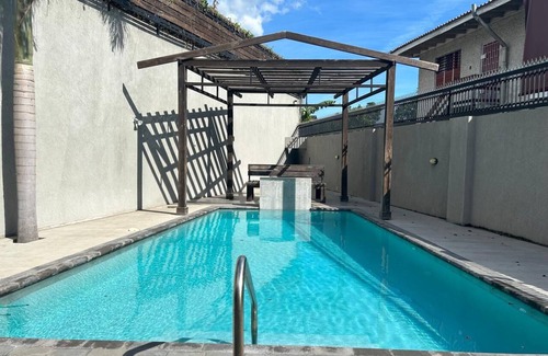 Saint Andrew Apartment | Charming 2-bedroom apartment with pool, AC, parking and WiFi in Kingston