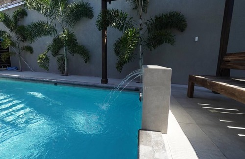 Saint Andrew Apartment | Charming 2-bedroom apartment with pool, AC, parking and WiFi in Kingston