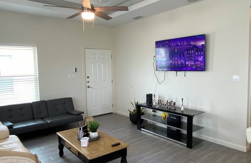 McAllen Apartment | Charming 2-bedroom apartment with WiFi, AC in McAllen