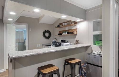 Berclair Apartment | Charming 2-bedroom apartment with Fast WiFi, AC and a Soaking Tub in Memphis, TN