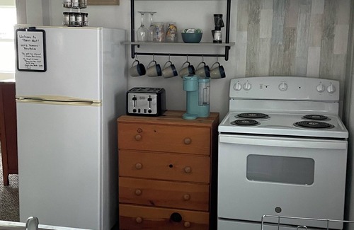 Browns Lake Cottage | Charming 2-bedroom cottage with parking in Burlington. Access to private beach!