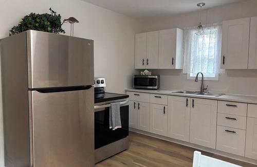 Balm Beach Cottage | Charming 2 bedroom tourist cabin only 5 min walk from sandy shore of Balm Beach.
