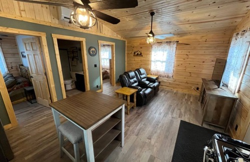 Eddyville Cabin | Charming 2-bedroom cabin with WiFi, AC in quaint Eddyville