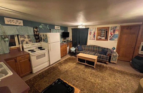 Saginaw Cabin | Charming 2-bedroom cabin in Saginaw with AC