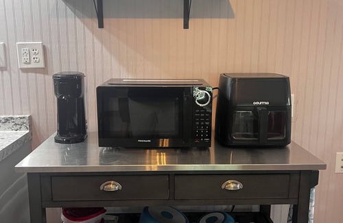 Ocracoke Cottage | Charming 2/Bedroom Cottage Centrally in The Middle of The Island. On Back Road.