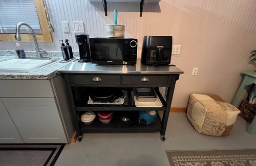 Ocracoke Cottage | Charming 2/Bedroom Cottage Centrally in The Middle of The Island. On Back Road.