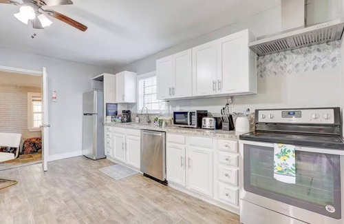 Bacliff Cottage | Charming 2-bedroom cottage with AC, WiFi in marvelous Bacliff