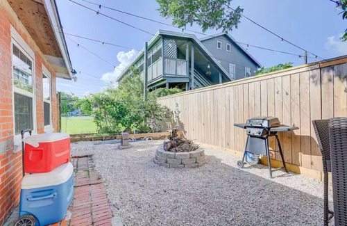 Bacliff Cottage | Charming 2-bedroom cottage with AC, WiFi in marvelous Bacliff