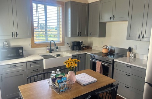 Sequim Cottage | Charming 2-bedroom cottage with Wifi and a mountain view.